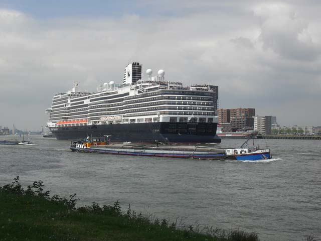 Aankomst van cruiseschip ms Koningsdam van de Holland America Line aan de Cruise Terminal Rotterdam